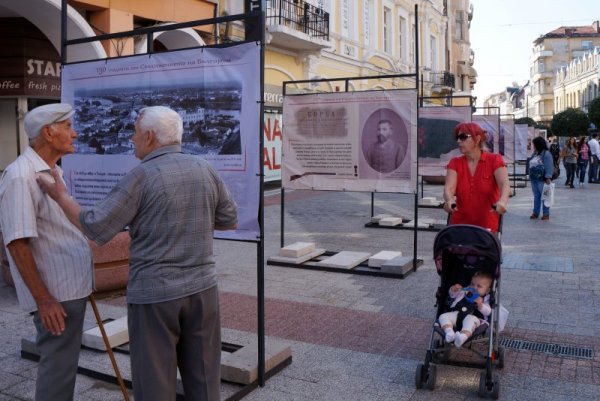 С 20 пана с текст и снимки на главната улица в Пловдив бе открита изложба под мотото &quot;130 години Обединена България&quot;. Тя се организира във връзка с годишнината от Съединението на Княжество България с Източна Румелия и празника на града - 6 септември. Снимка: БТА