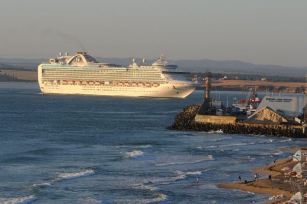 Голям круизен кораб акостира в Бургас. Emerald Princess е един от най-големите круизни кораби във флота на Princess. Той предлага близо 900 каюти с балкон. Снимка: Булфото