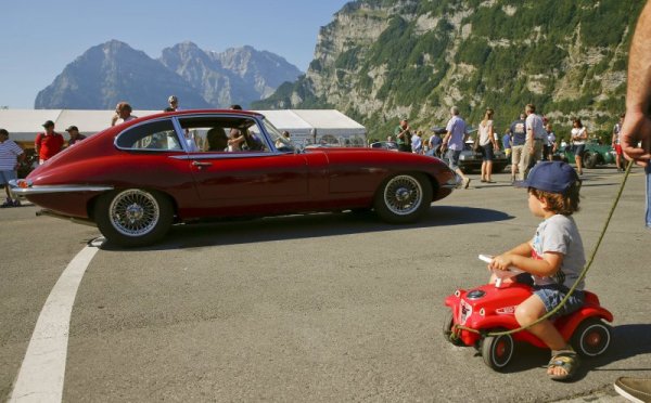 Малчуган гледа ретро Jaguar E-Type на изложение в Швейцария. Снимка: Reuters