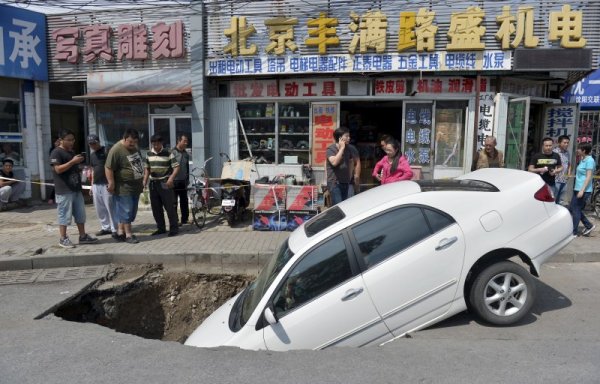 И в Пекин има кратери. Снимка: Reuters