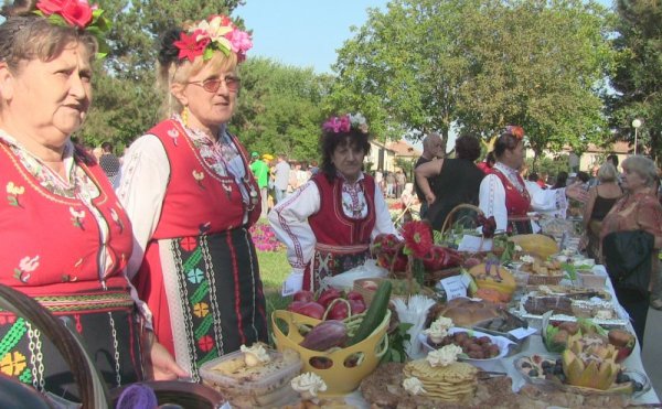 Празникът на плодородието събра в Шабла земеделски производители, кооперации, фермери и частни стопани на третото издание на есенното изложение. На повече от 45 щанда те подредиха плодовете на своя труд, събрани в поля, градини, кошари и наловени в морето. Снимка: БТА