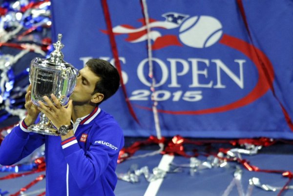 Световният номер 1 в тениса Новак Джокович целува купата от US open, след като на финала на турнира победи Роджър Федерер с 3:1 сета. Снимка: БТА