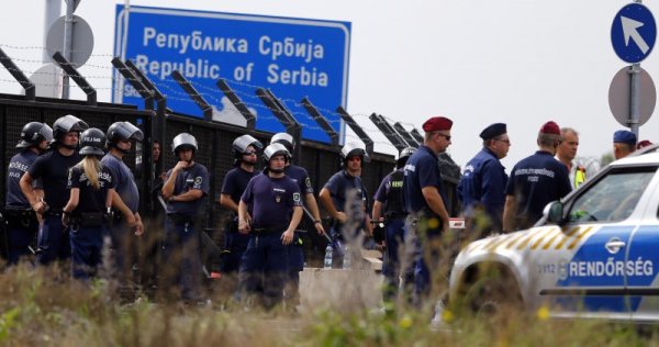 Унгарски полицаи пазят границата със Сърбия заради мигрантската вълна, която залива Европа. Снимка: БТА