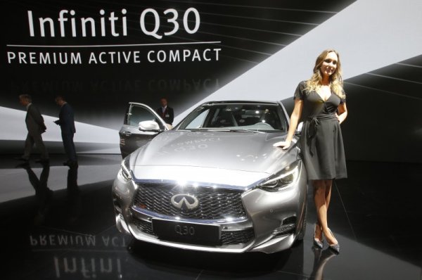 Модел представя модел на Infiniti Q30 по време на автоизложение във Франкфурт, Германия. Снимка: БТА