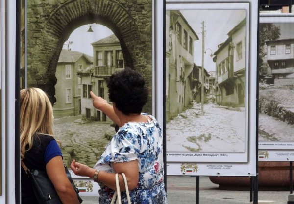 Изложбата &quot;Старинен Пловдив през обектива на фотографа Никола Стаменов&quot; бе подредена в центъра на Пловдив. На десет табла са показани над 40 творби на фотографа. Снимка: БТА