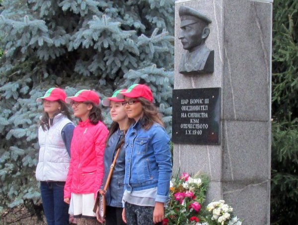 Пред паметника на Цар Борис Трети в Силистра бяха поднесени венци и цветя за седемдесет и петата годишнина от връщането на Южна Добруджа в пределите на България. Проявата беше насрочена за днес, защото 1 октомври е денят, в който преди седем десетилетия и половина българските войски влизат в Силистра. Снимка: БТА