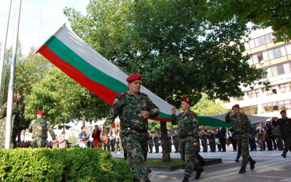 Благоевград също празнува днес своя празник. С тържествена церемония за издигане на националния фланг и поднасяне на цветя пред паметника на Георги Измирлиев, започнаха тържествата по случай празника на Благоевград и честването на 103-годишнината от Освобождението на Горна Джумая и Пиринска Маедония. Снимка: БТА