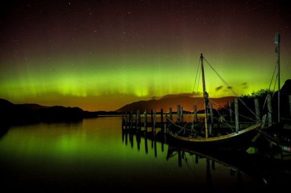 Северно сияние (Aurora borealis) осветява небето край Кесуик, Англия. Красивото природно явление се образува в следствие на взаимодействието на заредени частици от слънчевия вятър с магнитосферата. Снимка: БТА