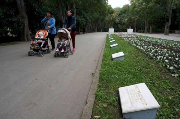 Новите 31 плочи, съхраняващи пръст от различни исторически места на България, вече са поставени в Алеята на Възраждането в Морската градина. Те са от бял камък, с прецизна гравировка на текстовете, с позлатени букви върху тъмносиви постаменти. Изписването е дело на Зоряна Стоянова, а проектирането на дизайнера Димитър Трайчев. Снимка: Булфото
&nbsp;