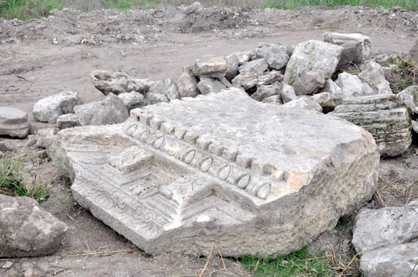 В началото на октомври във Видин стартираха за трета поредна година археологически разкопки с осигурените от Министерството на културата 12 000 лева. Ръководител на археологическия екип е доц. Здравко Димитров от Националния археологически институт с музей (НАИМ) при БАН. На обекта работят 25 души: 5 археолози, 17 местни работници и трима стажанти. Снимка: БТА