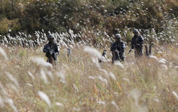 Войници от Южна Корея извършват военни учения в близост до границата с КНДР. Снимка: БТА