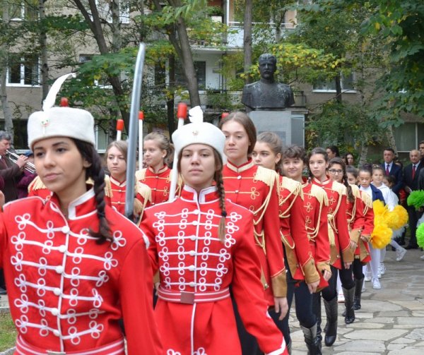 По повод  Деня на Кърджали &ndash; 21 октомври, ученици и народни представители на областта окичиха с венци и цветя паметника на освободителя генерал Васил Делов и се поклониха пред родолюбието на предците ни. Снимка: БТА