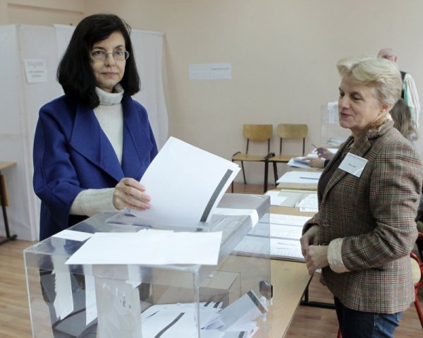 Меглена Кунева - председател на &quot;Движение България на гражданите&quot;, част от Реформаторския блок, гласува за за местните избори и за националния референдум в столичната Национална природо-математическа гимназия &quot;Акад. Любомир Чакалов&quot;. Снимка: БТА