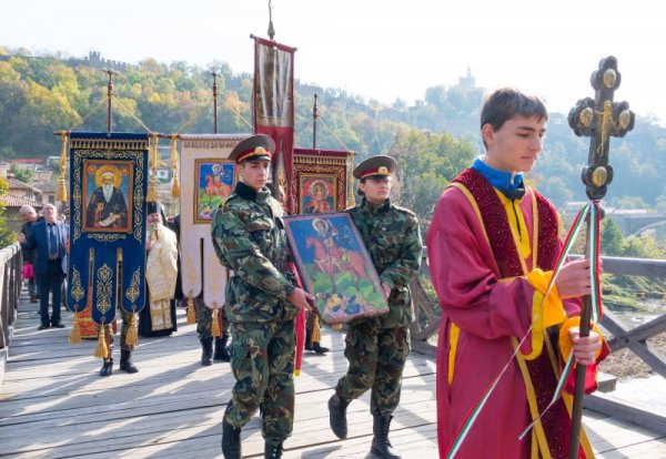 Литийно шествие с иконата на Св. Димитър до храма &quot;Свети Димитър Солунски&quot; премина по улиците на Велико Търново. В града започна честването на 830 години от въстанието на Асен и Петър, провъзгласено на 26 октомври през 1185 година. Снимка: БТА
&nbsp;