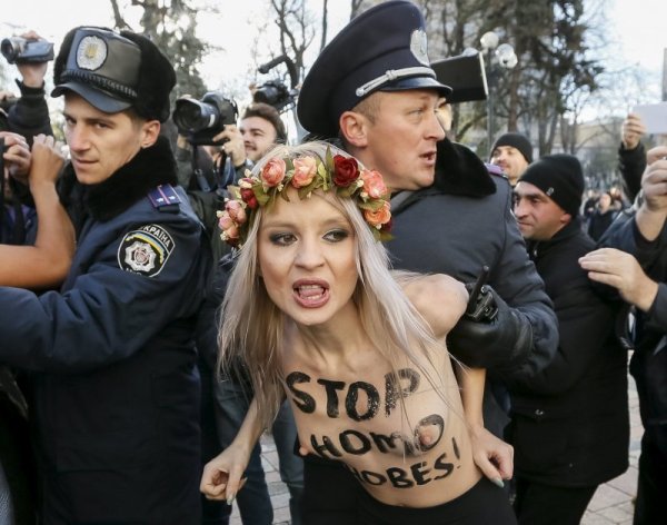 Украинската полиция арестува активистка на ФЕМЕН по време на протест в столицата Киев. Този път от организацията протестираха срещу хомофобията в страната. Снимка: Reuters