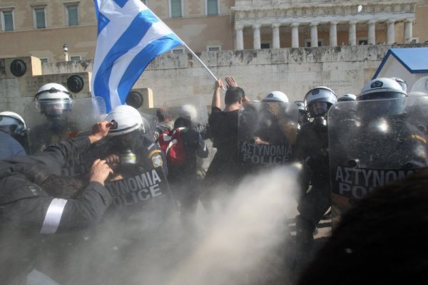 Протестиращи фермери влязоха в сблъсък с полицията в гръцката столица Атина по време на поредния ден на протести срещу съкращенията в социалната сфера. Снимка: БТА