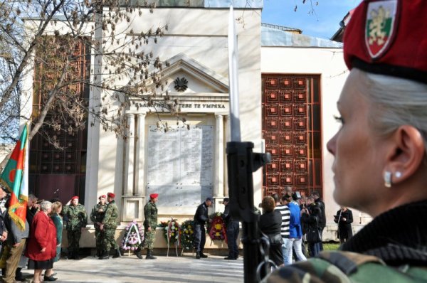 Военното формирование 54 990 във Враца отбеляза празника на сухопътните войски &ndash; 19 ноември, пред мемориала на загиналите във войните. Слово произнесе командирът на поделението подполковник Георги Крайнов, бяха поднесени венци и цветя в памет на героите, загинали за освобождението на България. Снимка: БТА