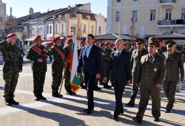 Представителна част от хасковския военен гарнизон почете Деня на сухопътните войски, поднасяйки венци и цветя пред Паметника на незнайния войн на площад &quot;Свобода&quot;. На церемонията присъстваха областния управител Станислав Дечев и кмета на Хасково Добри Беливанов. Снимка: БТА