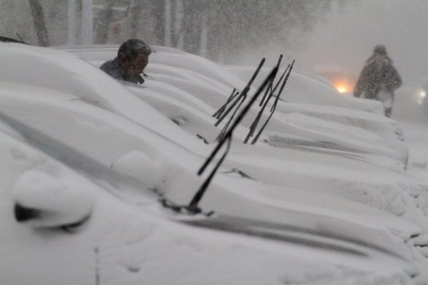 Снегът е покрил изцяло коли на паркинг в китайския град Янтай, провинция Шандун. Снимка: БТА