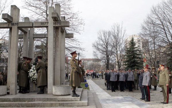 С поднасяне на венци пред Паметника на загиналите медицински чинове, в градинката пред Военномедицинска академия, започна тържествено отбелязване на 124 г. от създаването на лечебното заведение. Снимка: БТА