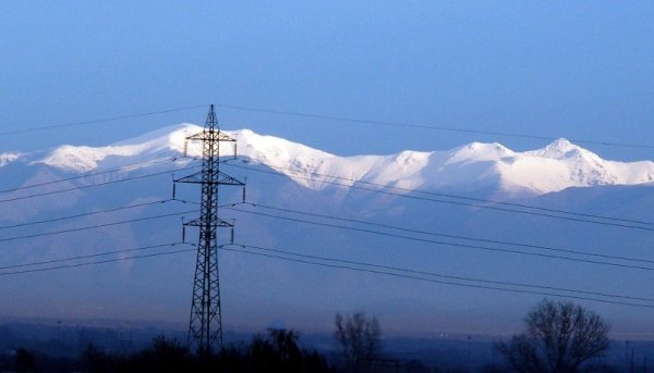 Красива панорама към заснежената Стара планина, гледана от района на Пловдив. Снимка: БТА