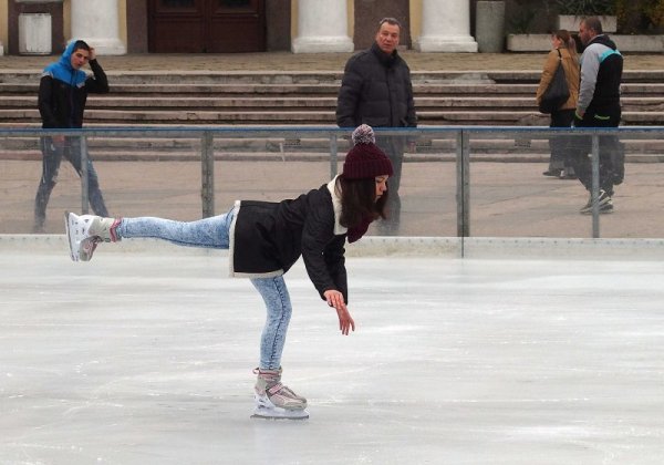 Официално бе открита ледената пързалка на площад &quot;Централен&quot; в Пловдив. Тя е с размери 20х30 метра и дебелината на леда е пет сантиметра. Пързалката ще работи до края на месец февруари следващата година Снимка: БТА 
&nbsp;