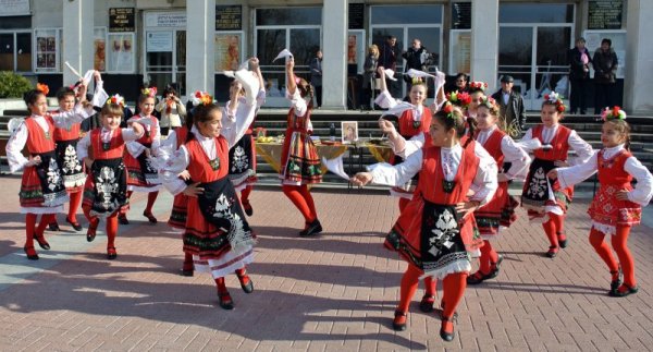 Пред читалище &quot;Заря&quot; в центъра на Хасково се състоя кулинарна изложба от традиционни ястия за Бъдни вечер и Коледа, характерни за региона на Тракия. Гозбите бяха приготвени от представители на читалищата от областта. Децата от представителния ансамбъл &quot;Златна Тракия&quot; изнесоха концерт. Снимка: БТА