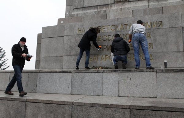 Членове на Форум &quot;България - Русия&quot; и Младежкото обединение в БСП почистиха паметника на Съветската армия, който бе надраскан в събота вечерта. Снимка: БТА