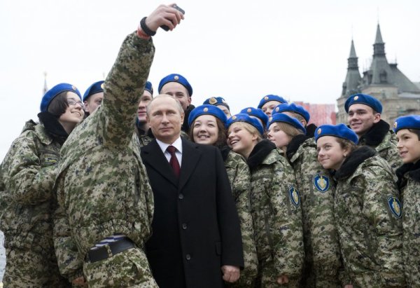 Военни си правят селфи с руския президент Владимир Путин по време на отбелязването на Деня на народното единство в Москва. Снимка: БТА