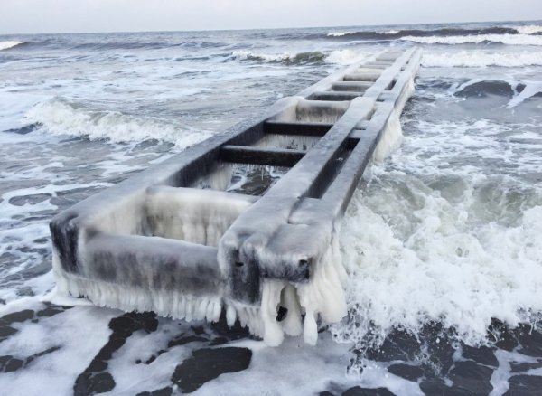 Малък мост е потънал в лед на брега на Балтийско море в Северна Германия. Снимка: БТА