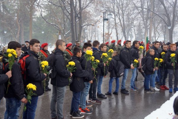 В Пловдив пък десетки ученици и граждани положиха цветя пред паметника на Ботев. Снимка: БТА