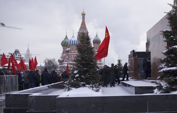 Десетки жители и гости на Москва чакат в студа да се поклонят пред комунистическия лидер Владимир Ленин. Днес се навършват 92-години от смъртта на Ленин. Снимка: БТА