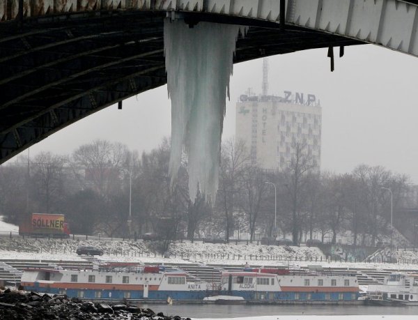 Огромна висулка от замръзнала вода се появи под мост в полската столица Варшава. От няколко дни температурата в града е под нулата. Снимка: БТА