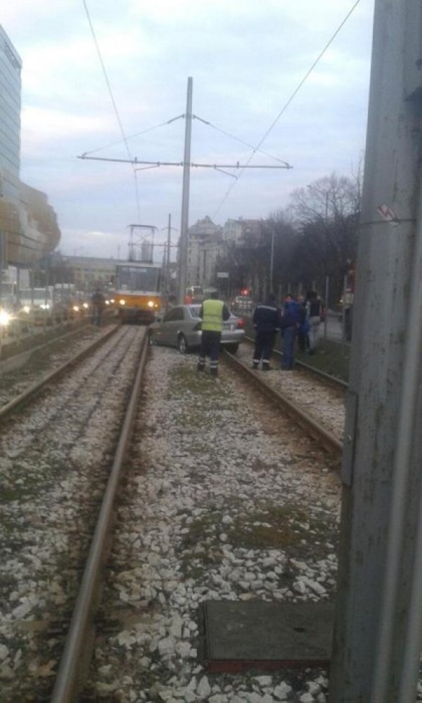 &nbsp;Не знаем кога е станало точно това, но ако имате познати, които с колите се вживяват в ролята на автобуси в бус лентите или трамваи по релсите, може би трябва да им покажете и този кадър.&nbsp;Снимка: Facebook