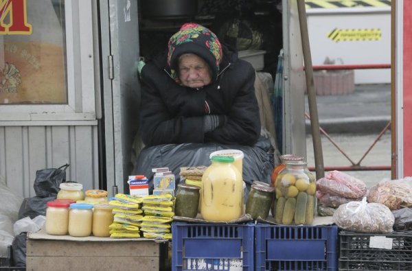 Възрастна жена продава домашно приготвени продукти на улица в центъра на украинската столица Киев. Снимка: БТА