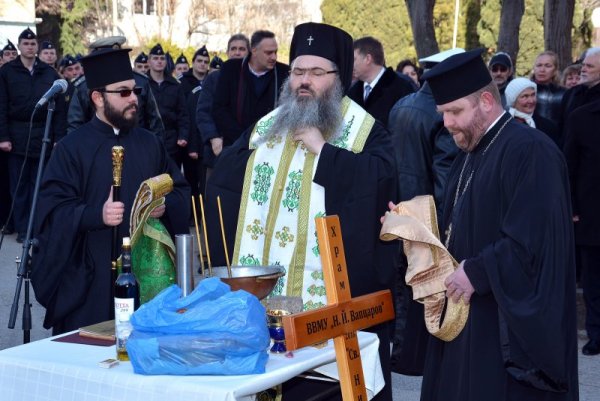 Варненският и Великопреславски митрополит Йоан положи основния камък на бъдещия храм &quot;Свети Никола&quot; в двора на ВВМУ &quot;Н.Й. Вапцаров&quot;. Средствата за градежа са от дарители. Снимка: БТА