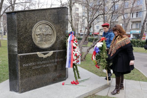 По случай руския професионален празник &bdquo;Ден на дипломата&quot;, извънредният и пълномощен посланик на Русия в България Юрий Исаков, дипломати и граждани поднесоха венци и цветя на паметника на граф Игнатиев. Снимка: БТА