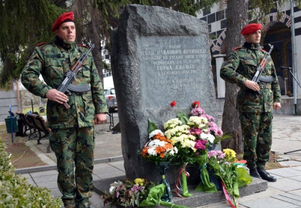 Благоевградската общественост отбеляза 138-годишнината от първото освобождение на Горна Джумая от турско робство. Честването на това паметно събитие се състоя в двора на храма &quot;Въведение Богородично&quot; пред паметния знак в чест на майор Иван Павлович Орлински, командир на руския боен отряд, освободил града на 12 февруари 1878 г. Снимка: БТА