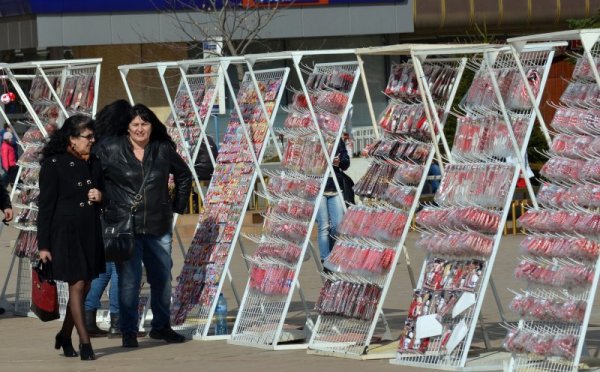 Базар за мартеници разкри Община Добрич на площад &quot;Свобода&quot; в центъра на града. Жителите и гостите на града ще имат възможност да си закупят ръчно изработени и традиционни мартеници. Снимка: БТА