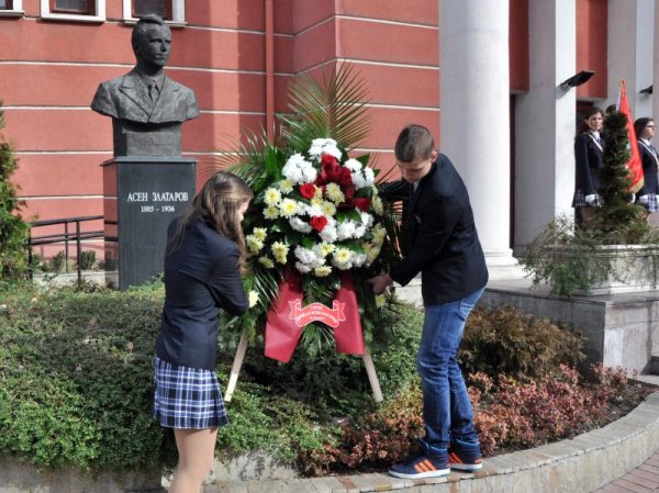 Учениците от хасковската гимназия с преподаване на чужди езици &quot;Проф. д-р Асен Златаров&quot; почетоха 131-годишнината от рождението на своя патрон и един от най-видните граждани на Хасково. Снимка: БТА