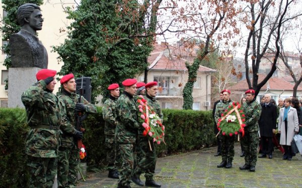 Хасковската общественост и войните от местния военен гарнизон също почетоха паметта на Васил Левски с поднасяне на венци и цветя пред паметника на Апостола. Снимка: БТА