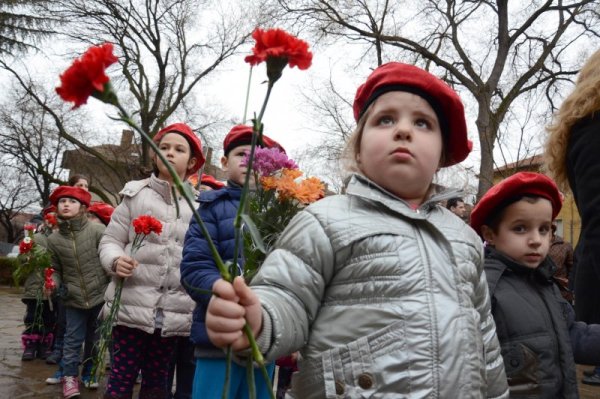 Деца носят цветя пред паметника на Васил Левски в Стара Загора. Снимка: БТА