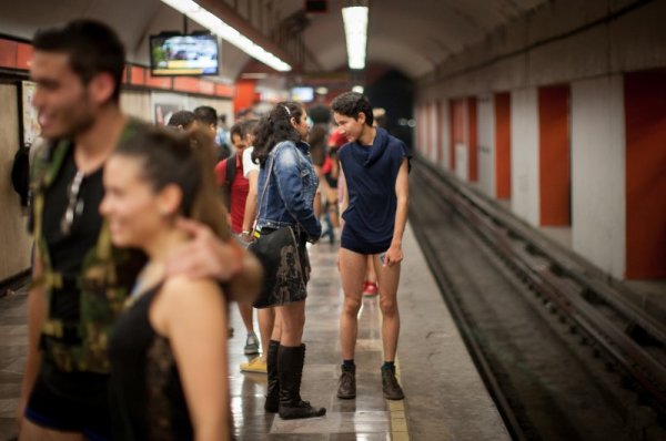 Десетки пътуващи в метрото в Мексико Сити се появиха с къси панталони по време на кампанията за Деня без панталони в метрото, който се отбеляза днес на много места в света. Снимка: БТА
&nbsp;