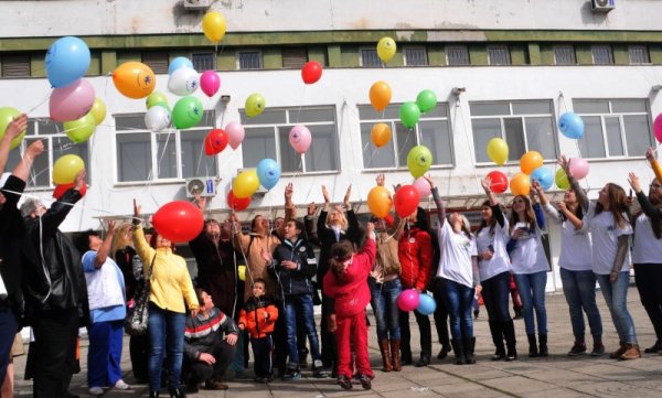 В 17 града в страната отбелязаха днес Международния ден на редките болести. С пускане на балони пред хирургическия корпус на МБАЛ - Бургас честваха деня и в морския град. Снимка: Булфото