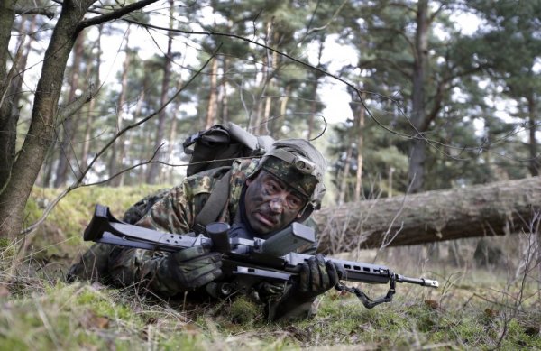 Иракски войник пълзи по време на военно обучение, съвместно с германски военни, във военна база край Хановер. Снимка: БТА