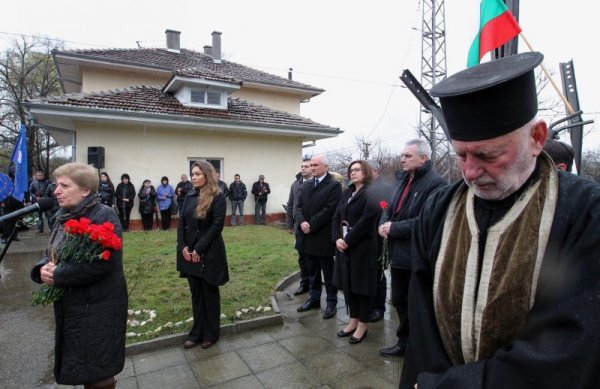 Патриотичният фронт и граждани почетоха жертвите от атентата на жп гара Буново. Днес се навършват 31 години от кървавия атентат. Пред паметника на гарата бе отслужена заупокойна литургия на която присъстваха вицепремиерът Румяна Бъчварова, заместник-председателят на НС Димитър Главчев, Валери Симеонов, депутати и граждани. Снимка: БТА