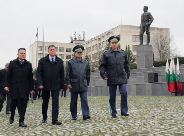 Във Велико Търново министърът на отбраната Николай Ненчев участва в кръгла маса на тема &bdquo;Образователните политики на Министерството на отбраната и националната сигурност&ldquo;, организирана в Националния военен университет &quot;Васил Левски&quot;. Снимка: БТА