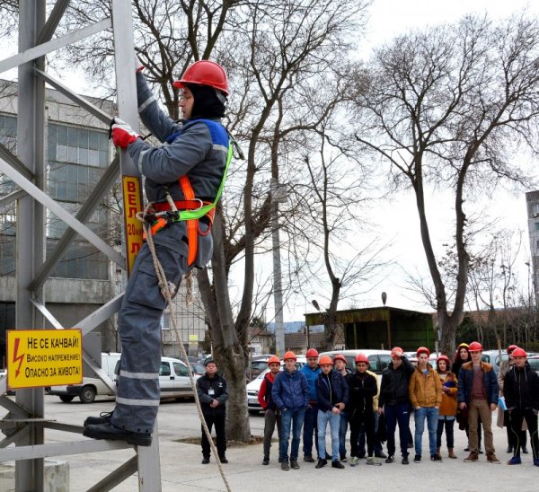 В рамките на Световния ден на потребителя ЕНЕРГО-ПРО Варна организира &bdquo;Ден на отворени врати&ldquo;. Бъдещи енергетици и граждани се запознаха с основните съоръжения, които се използват в електроразпределителната мрежа, както и атрактивни демонстрации в Учебния център и Високоволтовата лаборатория на ЕНЕРГО-ПРО Мрежи във Варна. Снимка: БТА