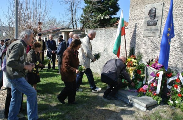 В хасковското село Конуш бе открита и осветена паметна плоча в памет на загиналия на днешния ден през 1945-та година в битката край Драва по време на Втората Световна война Димитър Янков. На събитието присъстваха кметът на Хасково Добри Беливанов, зам. областният управител Валентин Ангелов и много гости. Снимка: БТА