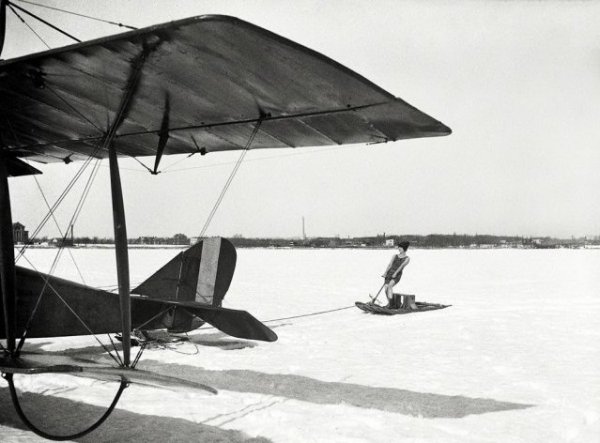 1922 г. Биплан тегли жена на снега. Снимка: kaifolog